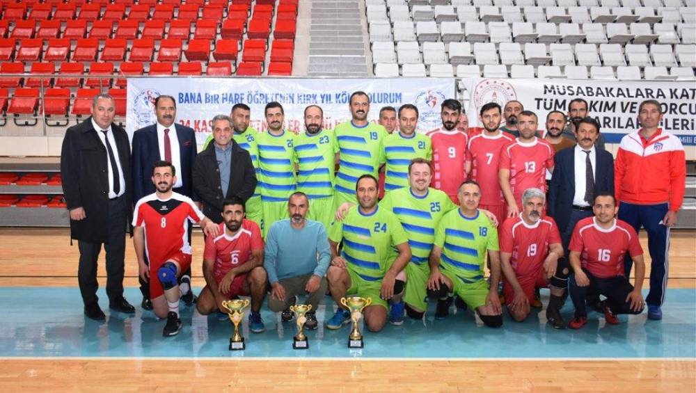 Erzincan’da öğretmenler arası voleybol turnuvası düzenlendi
